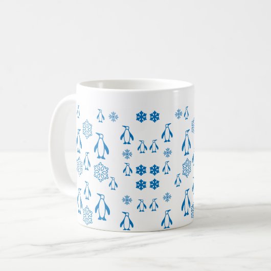 Elegante blaue Pinguine mit Schneeflocken Kaffeetasse (Vorderseite Links)