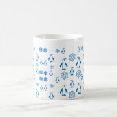 Elegante blaue Pinguine mit Schneeflocken Kaffeetasse (Mittel)