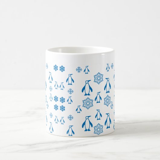 Elegante blaue Pinguine mit Schneeflocken Kaffeetasse (Mittel)