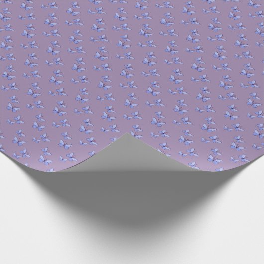 Elegante blaue Schmetterlinge auf Violet Geschenkpapier (Ecke)