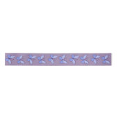 Elegante blaue Schmetterlinge auf Violet Satinband (Vorderseite)