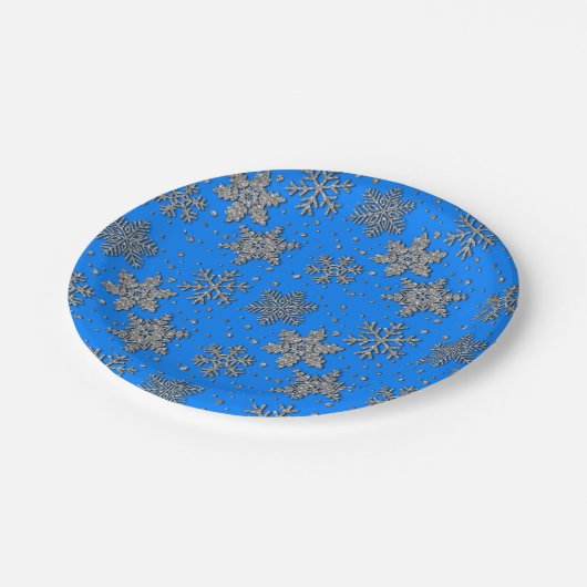 Elegante blaue Schneeflocken Pappteller (Schrägansicht)