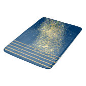 Elegante blaue und goldene Streifen Bath Mat Badematte (Schrägansicht)