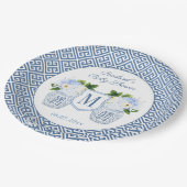 Elegante blaue und weiße Monogramm-Blumenspulendus Pappteller (Schrägansicht)