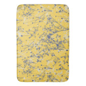 Elegante blaue Wildblumen auf Senfgelb Badematte (Vorderseite Vertikal)