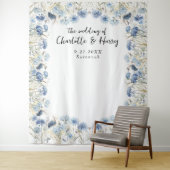 Elegante blaue Wildblumen beim Hochzeitsfeiern Fot Wandteppich (Beispiel)