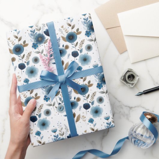 Elegante Blauer Frühling Blumen Geschenkpapier (Schenken)