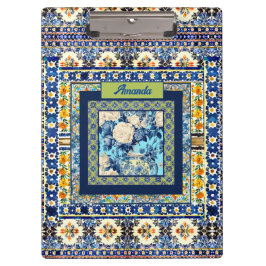 Elegante bläuliche Kachelblume Chinoiserie Monogra Klemmbrett