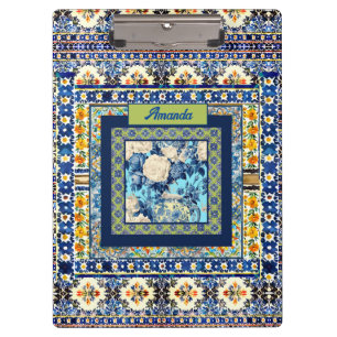 Elegante bläuliche Kachelblume Chinoiserie Monogra Klemmbrett