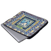 Elegante bläuliche Kachelblume Chinoiserie Monogra Laptopschutzhülle (Vorne Knopf)