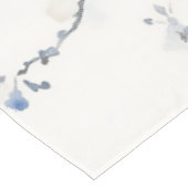 Elegante Blaumeise auf Weiß Tischdecke (Schrägansicht)