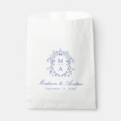 Elegante Blue Chinoiserie Crest Monogram Wedding Geschenktütchen (Vorderseite)