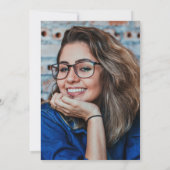 Elegante Blue Floral Foto Graduation Party Einladung (Rückseite)