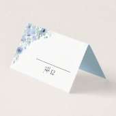 Elegante Blue Floral Wedding Folded Platzkarte (Vorderseite)