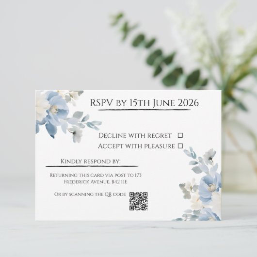 Elegante Blue Floral Wedding RSVP Card mit QR Code (Stehend Vorderseite)