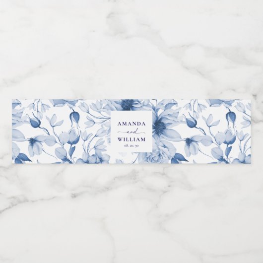 Elegante Blue Floral Wedding Water Flasche Labels Wasserflaschenetikett (Einzelnes Label)