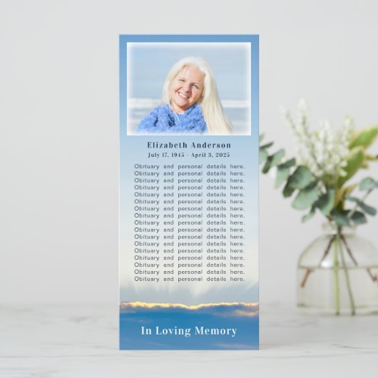 Elegante Blue Sky Rays Beerdigung Obituary Foto Ca Karte (Stehend Vorderseite)