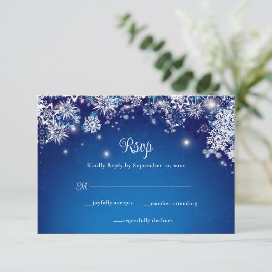 Elegante Blue Snowflake RSVP Karte (Stehend Vorderseite)