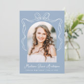 Elegante Blue Vintag Bow Foto Graduation Party Einladung (Stehend Vorderseite)