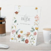 Elegante Blume beraten die Braut Sockelschild (In SItu)