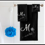 Elegante Blume für Schwarz-weiße Monogrammnamen Badhandtuch Set<br><div class="desc">HINWEIS: Es gibt zwei Versionen dieses Handtuch-Set, je nachdem, wie Sie Ihre Handtücher falten, um die Monogramm anzeigen. Das ist ein schönes, elegantes schwarzes Handtuch mit einem einzigartigen, individuell einstellbaren Multifarben Monogramm / Initial und mit Ihrem Vornamen - und - der glamourösen Glanz der silbernen Rose. Es schafft eine weiche...</div>