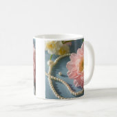 Elegante Blume und Perlen Kaffeetasse (VorderseiteRechts)