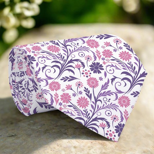 Elegante Blumendarstellung im weißen Hintergrund Krawatte