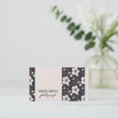 Elegante Blumenfotografie Personalisierte Typograf Visitenkarte (Stehend Vorderseite)