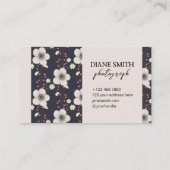 Elegante Blumenfotografie Personalisierte Typograf Visitenkarte (Rückseite)