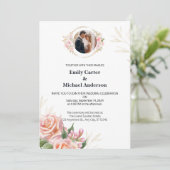 Elegante Blumenhochzeit mit Goldakzent Einladung (Stehend Vorderseite)