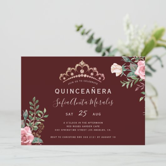 Elegante Blumenprinzessin Tiara burgundy Quinceane Einladung (Stehend Vorderseite)