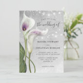 Elegante Blumenweiße und Lila Calla Lily Wedding Einladung (Stehend Vorderseite)