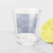 Elegante Blumenzange auf Blue Wedding Schnapsglas (Rückseite)