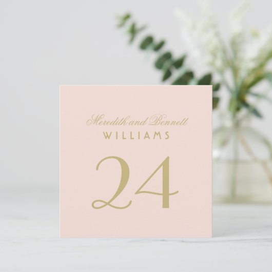 Elegante Blush Gold Wedding Monogram Tischnummer (Stehend Vorderseite)