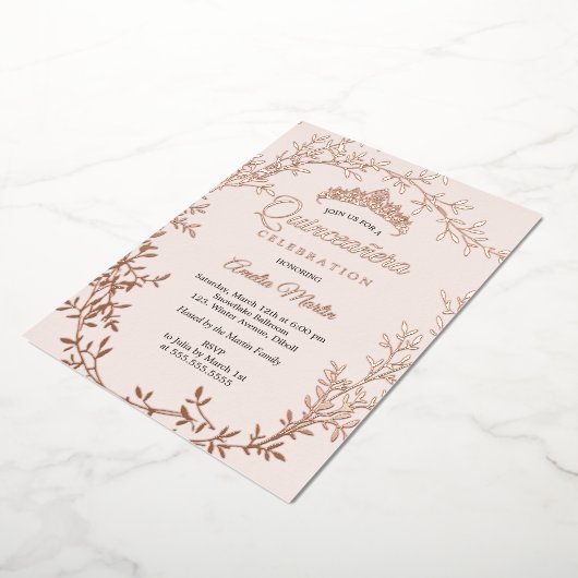 Elegante Blush Rose Gold Leaf Wreath Quinceanera Folieneinladung (Gedreht)