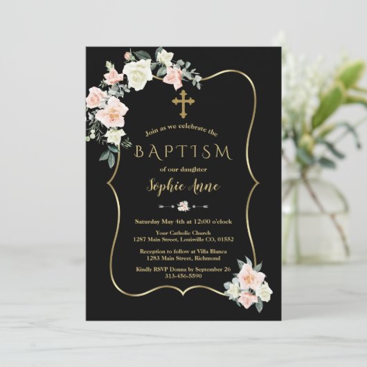 Elegante Blush White Blume Gold Black Taufen Einladung (Stehend Vorderseite)