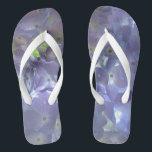 Elegante boho staubige lila Blumenarten Blume Badesandalen<br><div class="desc">Treten Sie ein in eine Welt der zeitlosen Romantik mit unserer lila Blumen-Kollektion, in der die Farbtöne von Perwinkle, Lavendel und Violett eine Vision von purer Eleganz schaffen. Mitten in dieser bezaubernden Palette blühen weiche lila Hydrangeas, deren zarte Blätter Geschichten von Liebe und Gnade flüstern. Lass diesen ätherischen Blüten, die...</div>