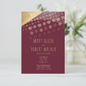 Elegante bordeauxfarbene Hochzeit mit Goldblumen Einladung (Stehend Vorderseite)