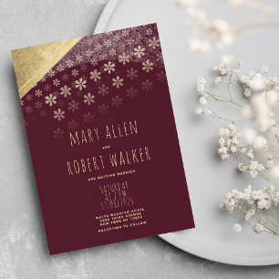 Elegante bordeauxfarbene Hochzeit mit Goldblumen Einladung