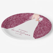 Elegante Braut auf Cranberry Brautparty Pappteller (Schrägansicht)