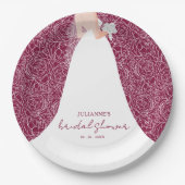 Elegante Braut auf Cranberry Brautparty Pappteller (Vorderseite)