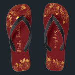 Elegante Braut Dark Burgundy & Gold Foliage Badesandalen<br><div class="desc">Diese eleganten Bräuner, dunkelbordeauxrot und goldblättrige Flip-Flops haben einen dunkelburgundischen Hintergrund, der mit einem aufwändigen, goldenen Blumenmuster und einer individuell anpassbaren modernen Typografie geschmückt ist. Die Kombination aus dem reichen Bordeaux und dem schimmernden Gold schaffen eine elegante und luxuriöse Ästhetik. Es ist ein wunderschönes Geschenk für deinen Brautstamm. Anzeigen der...</div>