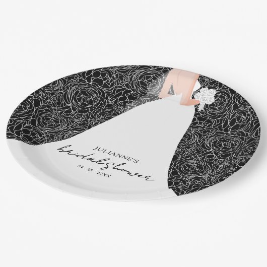 Elegante Braut im Schwarzen Brautparty Pappteller (Schrägansicht)