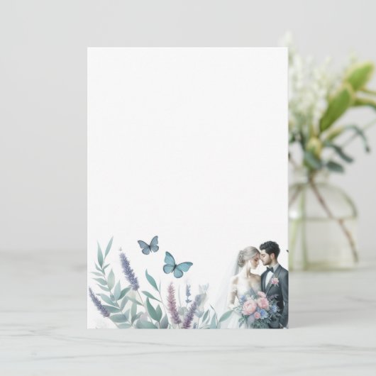 Elegante Braut und Bräutigam mit Lavendel Einladung (Stehend Vorderseite)