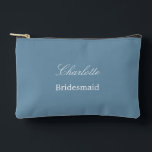 Elegante Bridesmaid Dusty Blue Accessory Pouch Zubehörtasche<br><div class="desc">Elegant Bridesmaid Dusty Blue Accessory Pouch, bitte personalisieren Sie den Namen der Brautjungfrau, mithilfe der Online-Personalisierung Vorlage vor der Bestellung. Die Personalisierungsvorlage kann auch leicht verwendet werden, um das Design für andere Hochzeitsgast-Rollen, z. B. Trauzeugin, zu personalisieren, indem der entsprechende Text vor dem Hinzufügen zum Warenkorb entsprechend geändert wird. Wenn...</div>