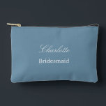 Elegante Bridesmaid Dusty Blue Accessory Pouch Zubehörtasche<br><div class="desc">Elegant Bridesmaid Dusty Blue Accessory Pouch, bitte personalisieren Sie den Namen der Brautjungfrau, mithilfe der Online-Personalisierung Vorlage vor der Bestellung. Die Personalisierungsvorlage kann auch leicht verwendet werden, um das Design für andere Hochzeitsgast-Rollen, z. B. Trauzeugin, zu personalisieren, indem der entsprechende Text vor dem Hinzufügen zum Warenkorb entsprechend geändert wird. Wenn...</div>