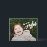 Elegante Brush Script Joyful Modern Christmas Card<br><div class="desc">Moderne religiöse Weihnachtskarte mit einem schlichten und minimalen Design mit "Joyful" in einem eleganten weißen Pinselskript,  zusammen mit Ihrer Botschaft und Ihrem Familiennamen über Ihr Lieblings-Foto. Auf der Rückseite befindet sich eine Foto-Collage,  die aus sechs quadratischen Bildern besteht.</div>