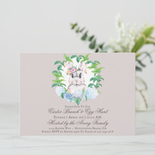Elegante Bunny Floral Wreath Brunch & Egg Hunt Einladung (Stehend Vorderseite)