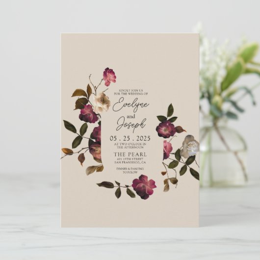Elegante Burgund Blume Boho Chic Moderne Hochzeit Einladung (Stehend Vorderseite)