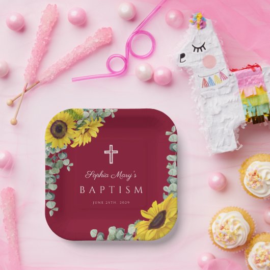 Elegante Burgund Blütenblumen kreuzen Taufe Pappteller (Party)